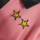 Camisa Juventus Away II 1997/98 Kappa Retrô Masculina rosa com detalhes pretos, escudo da Juventus bordado e logo Kappa no peito e ombros.