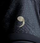 Camisa Argentina Edição (Goat La Pulga) 2023/24 Torcedor Masculina - modelo preto, homenagem especial a Lionel Messi, design exclusivo com escudo da seleção em destaque.