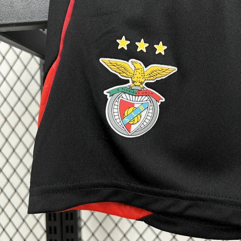 Kit Infantil Benfica Pré-Jogo 2025/26 Adidas, camisa e calça/shorts oficiais em vermelho e branco, disponível para crianças de 3-4 a 12-13 anos, confortável e ideal para pequenos torcedores."