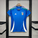 “Camisa Itália Home I 2024/25 Adidas Torcedora Feminina, azul, modelo ajustado ao corpo com escudo da seleção italiana e logo Adidas em destaque, feita em tecido leve e respirável, disponível nos tamanhos PP ao GG