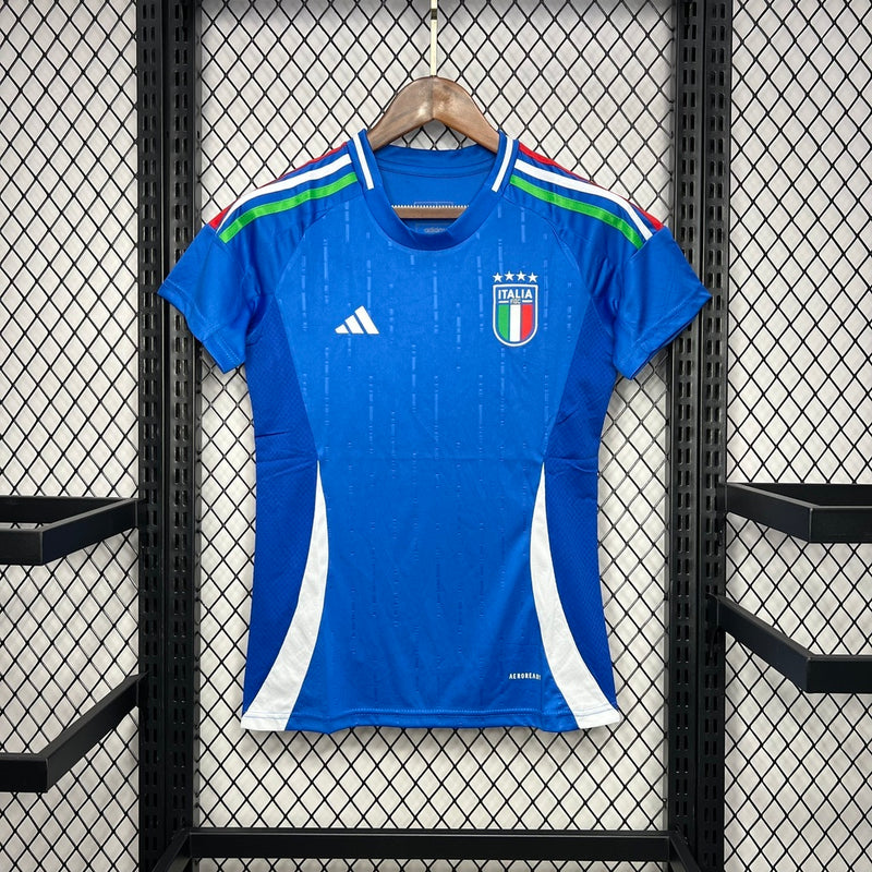 “Camisa Itália Home I 2024/25 Adidas Torcedora Feminina, azul, modelo ajustado ao corpo com escudo da seleção italiana e logo Adidas em destaque, feita em tecido leve e respirável, disponível nos tamanhos PP ao GG