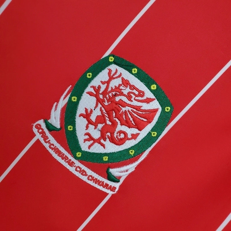 Camisa País de Gales Home 2016/17 Adidas retrô masculina vermelha com detalhes brancos, gola careca e tecido leve, modelo histórico para torcedores e colecionadores"