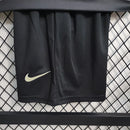 Kit Infantil Corinthians IV 2023/24 Nike, camisa preta com detalhes em branco, shorts e meias combinando, uniforme oficial do Timão para torcedores mirins."