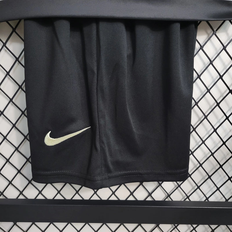 Kit Infantil Corinthians IV 2023/24 Nike, camisa preta com detalhes em branco, shorts e meias combinando, uniforme oficial do Timão para torcedores mirins."