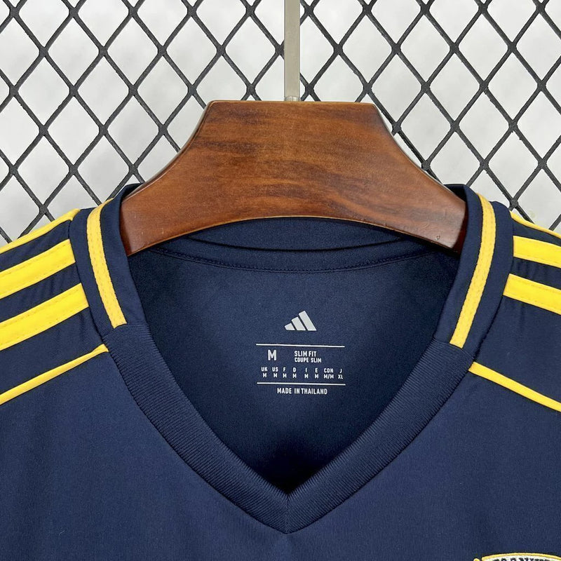 Camisa Boca Juniors Home (1) 2025/26 Adidas Torcedor Masculina azul com faixa amarela horizontal, escudo bordado e logo Adidas estampado.