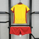 Kit Infantil RC Lens Home I 2025/26 Puma, camisa e shorts oficiais em vermelho e amarelo, disponível para crianças de 3-4 a 12-13 anos, confortável e ideal para pequenos torcedores."