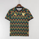 Camisa Venezia Pré-Jogo 2022/23 Kappa Torcedor Masculina Preta com detalhes dourados e verdes, escudo do clube e design moderno inspirado em Veneza.”