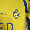 Kit Infantil Al-Nassr Home I 2024/25 Adidas com camisa e short, tecido leve e respirável, ideal para pequenos torcedores do clube saudita com estilo e conforto."