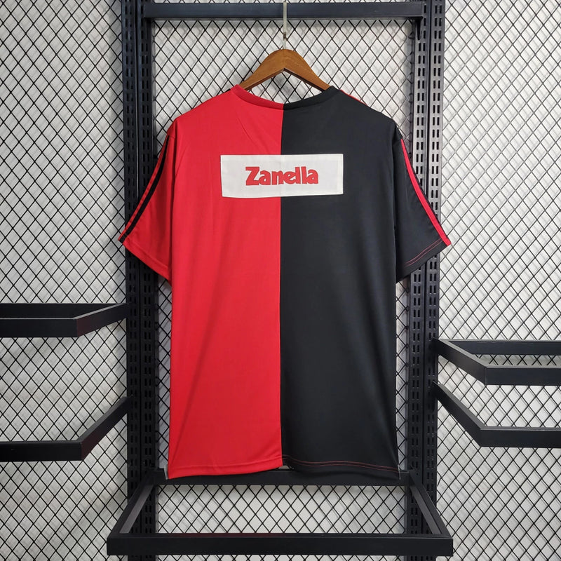 "Camisa Newell’s Old Boys 1993/94 Adidas Retrô Masculina vermelha e preta, modelo clássico anos 90, uniforme histórico do futebol argentino, ideal para colecionadores e torcedores apaixonados."