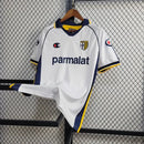 Camisa Parma Away II 2003/04 Retrô Masculina Branca com detalhes azuis e dourados, escudo histórico bordado e design clássico inspirado na era de ouro do clube.”