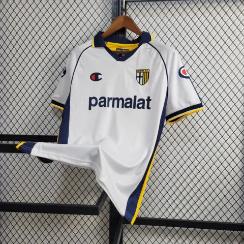 Camisa Parma Away II 2003/04 Retrô Masculina Branca com detalhes azuis e dourados, escudo histórico bordado e design clássico inspirado na era de ouro do clube.”