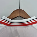 Camisa Universidad de Chile Away II 1996/97 retrô masculina branca, modelo clássico dos anos 90, gola e mangas tradicionais, perfeita para torcedores e colecionadores, estilo histórico e nostálgico do futebol chileno"