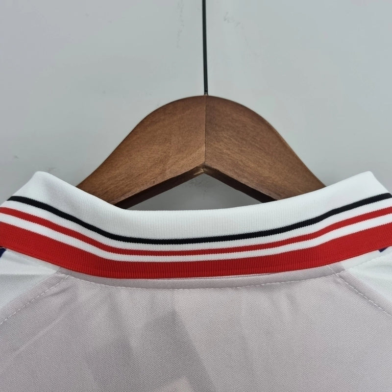 Camisa Universidad de Chile Away II 1996/97 retrô masculina branca, modelo clássico dos anos 90, gola e mangas tradicionais, perfeita para torcedores e colecionadores, estilo histórico e nostálgico do futebol chileno"