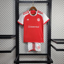 Kit Infantil Internacional Home 2024/25 Adidas para torcedores mirins, camisa vermelha oficial com escudo bordado e short vermelho combinando, uniforme de futebol infantil com tecnologia AEROREADY, ideal para crianças de 3 a 13 anos, oficial licenciado