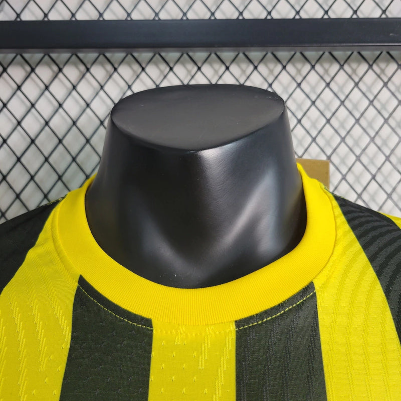 "Camisa Al-Ittihad Home I 2022/23 Nike Jogador Masculina na cor amarela com detalhes em preto, versão player slim fit, tecnologia Dri-FIT ADV, escudo em TPU premium – uniforme titular do Al-Ittihad Club da Arábia Saudita."