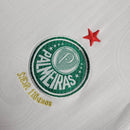 Kit Infantil Palmeiras Away 2024/25 Puma completo, com camisa branca e detalhes verdes, shorts combinando e meiões, uniforme oficial torcedor infantil, conforto e estilo para crianças de 3 a 13 anos, produto licenciado Puma."