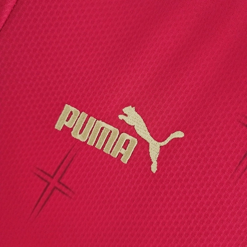 Camisa Sérvia Home I 2022/23 Puma masculina vermelha com detalhes dourados, gola careca e tecido leve respirável para torcedores"