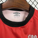 Camisa Athletico Paranaense Home (1) 2025/26 Umbro Torcedor Masculina com escudo oficial bordado e logo Umbro estampado, modelo clássico em vermelho e preto do clube paranaense.