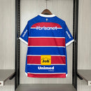 Camisa Fortaleza Home I 2024/25 Torcedor Masculina com patrocínios oficiais, modelo listrado vermelho, azul e branco, uniforme do Tricolor de Aço disponível na Wazemix.