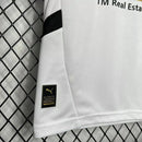 Detalhe do escudo e tecido da camisa infantil Valencia CF Home 2024/25 Puma, uniforme oficial licenciado, ideal para crianças”