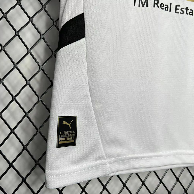 Detalhe do escudo e tecido da camisa infantil Valencia CF Home 2024/25 Puma, uniforme oficial licenciado, ideal para crianças”