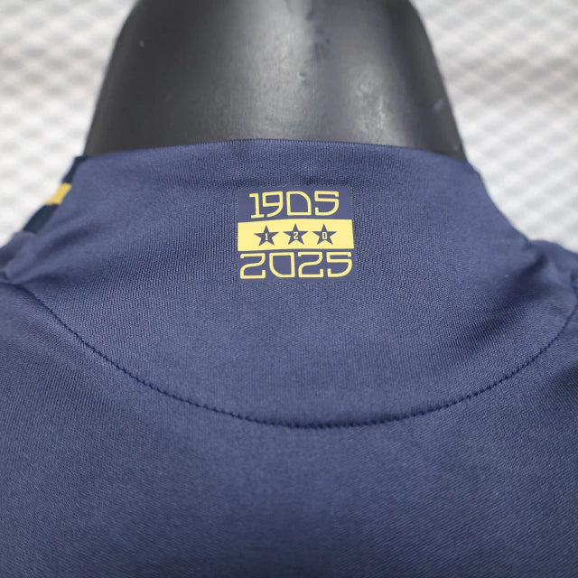 Camisa Boca Juniors Third (3) 2024/25 Adidas Jogador Masculina com design moderno em cores alternativas, escudo do clube em silicone e logo Adidas estampado.
