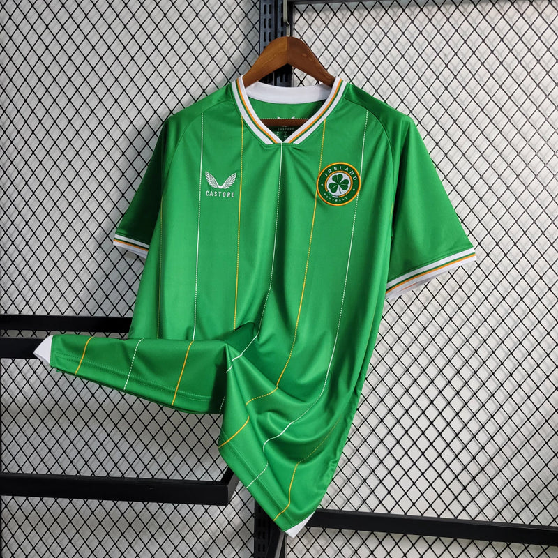 Camisa Irlanda Home I 2023/24 Castore masculina verde com detalhes em branco e laranja, gola careca, mangas curtas e tecido leve respirável para torcedores"