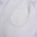 Camisa Dinamarca Away II 2022/23 Hummel Torcedor Masculina, branca, com escudo da seleção dinamarquesa e logo Hummel em destaque, feita em tecido leve e respirável, modelo masculino com caimento confortável, ideal para jogos e uso casual.”