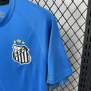 
Camisa Santos Goleiro 2025/26 Umbro Torcedor Masculina na cor azul com detalhes em preto e branco, escudo do Santos FC bordado no peito e logo da Umbro em destaque