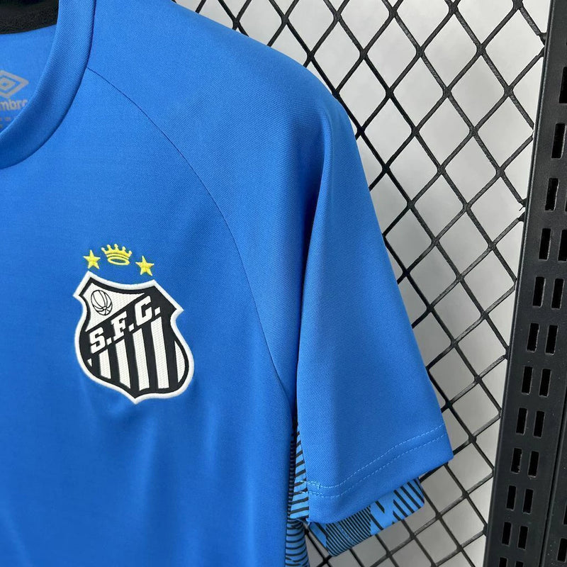 
Camisa Santos Goleiro 2025/26 Umbro Torcedor Masculina na cor azul com detalhes em preto e branco, escudo do Santos FC bordado no peito e logo da Umbro em destaque