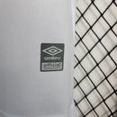 Kit Infantil Fluminense Away 2023/24 Umbro para torcedores mirins, camisa reserva listrada com escudo bordado e short oficial, uniforme infantil de futebol tricolor carioca para crianças de 3 a 13 anos, oficial e confortável."