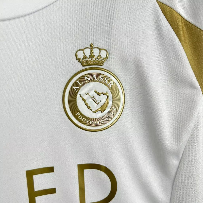 Kit Infantil Al-Nassr Third III 2024/25 Adidas – uniforme com camisa e short inspirados em Cristiano Ronaldo, design moderno, tecido leve e confortável para crianças torcedoras do clube saudita."