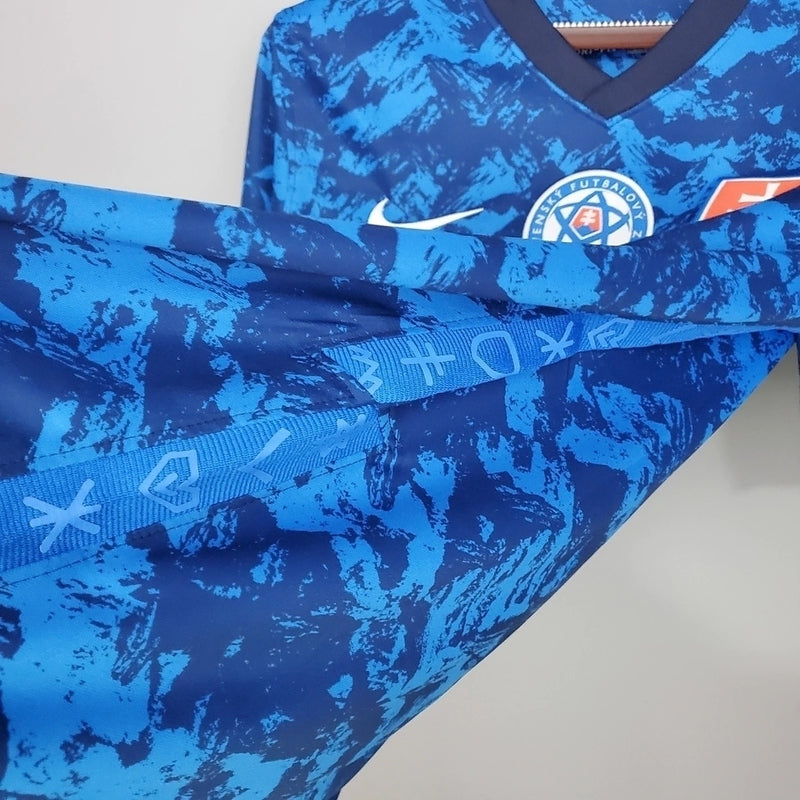 Camisa Eslováquia Home I 2020/21 Nike masculina azul com estampa gráfica, gola redonda e mangas curtas, modelo torcedor confortável em tecido respirável para fãs da seleção eslovaca