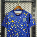 Camisa Boca Juniors Pré-Jogo 2023/24 Adidas Torcedor Masculina na cor azul com detalhes amarelos, modelo leve e confortável com tecnologia Aeroready, ideal para treinos, aquecimento e torcedores apaixonados pelo Boca Juniors."