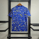 Camisa Boca Juniors Pré-Jogo 2023/24 Adidas Torcedor Masculina na cor azul com detalhes amarelos, modelo leve e confortável com tecnologia Aeroready, ideal para treinos, aquecimento e torcedores apaixonados pelo Boca Juniors."