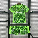 Kit Infantil Sporting CP Goleiro 2025/26 Nike Verde, camiseta e shorts oficiais para crianças de 3-4 a 12-13 anos, design moderno e confortável, ideal para pequenos goleiros e torcedores mirins.