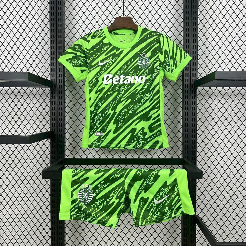 Kit Infantil Sporting CP Goleiro 2025/26 Nike Verde, camiseta e shorts oficiais para crianças de 3-4 a 12-13 anos, design moderno e confortável, ideal para pequenos goleiros e torcedores mirins.