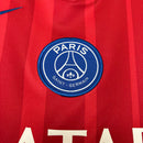 Camisa PSG Third II 2025/26 Nike Torcedor Masculina Vermelha, uniforme estiloso com detalhes em azul, tecido leve e respirável, ideal para torcedores do Paris Saint-Germain.”