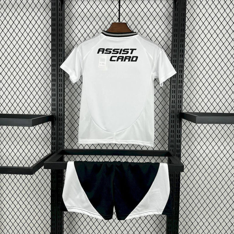 Kit Infantil Colo-Colo Home I 2025/26 Adidas – Parte traseira da camisa e shorts branco e preto, design clássico para jovens torcedores
