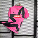 Camisa Juventus Away II 2011/12 Nike Retrô Masculina rosa, escudo da Juventus bordado no peito, gola redonda clássica e detalhes em preto e branco.