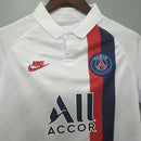 “Camisa PSG Third III 2018/19 Nike Retrô Masculina Branca, uniforme histórico do Paris Saint-Germain com detalhes em azul e vermelho, design retrô elegante para torcedores e colecionadores.”