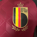 Camisa Bélgica Home I 2024/25 Adidas Jogador masculina, vinho, com escudo da seleção belga no peito, três listras Adidas nos ombros e tecnologia HEAT.RDY, modelo com caimento mais justo e tecido leve, ideal para máximo desempenho, treinos e colecionadores apaixonados.”
