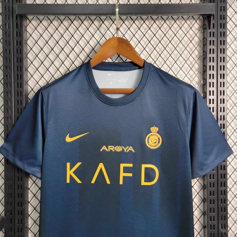 Camisa Al-Nassr Away (2) 2023/24 Nike Torcedor Masculina com design moderno em cores exclusivas azul e amarelo, escudo oficial estampado e tecido leve com tecnologia Dri-FIT para alta respirabilidade e conforto.