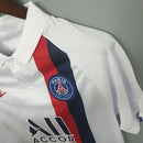 “Camisa PSG Third III 2018/19 Nike Retrô Masculina Branca, uniforme histórico do Paris Saint-Germain com detalhes em azul e vermelho, design retrô elegante para torcedores e colecionadores.”