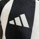 Camisa Juventus Home I 2024/25 Adidas Jogador Masculina branca com listras pretas, escudo da Juventus bordado no peito, corte ajustado e tecnologia AEROREADY.