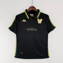 Camisa Venezia Home I 2022/23 Kappa Torcedor Masculina Preta com detalhes dourados e verdes, escudo do clube e design elegante inspirado na cidade de Veneza.”