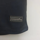 Camisa PSG Fourth IV 2019/20 Jordan Torcedor Masculina Preta, design minimalista com detalhes brancos e logo Jumpman, estilo urbano e moderno do Paris Saint-Germain.