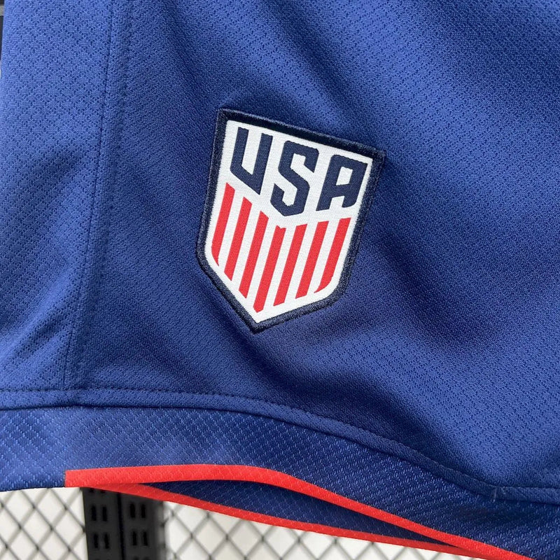 "Kit Infantil Estados Unidos Away II 2025/26 Nike, uniforme oficial com camisa e shorts, design moderno da seleção norte-americana, disponível dos 3-4 aos 12-13 anos."