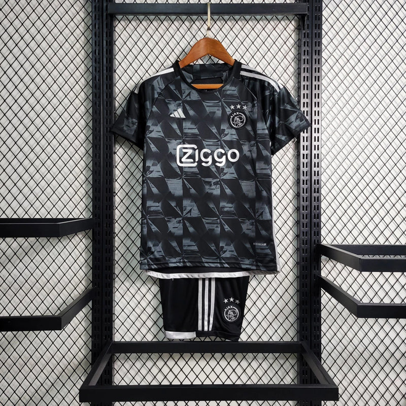 Kit Infantil Ajax Third (3) 2023/24 Adidas - Conjunto camisa e short oficial, preto com detalhes exclusivos, versão torcedor infantil, confortável e respirável.