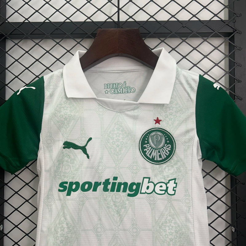 Kit Infantil Palmeiras Away 2025/26 Adidas completo com camisa branca e detalhes verdes, short oficial, escudo bordado do Palmeiras, uniforme torcedor mirim, modelo 3-13 anos, uniforme infantil oficial de futebol, confortável e respirável, ideal para pequenos torcedores e treinos.
